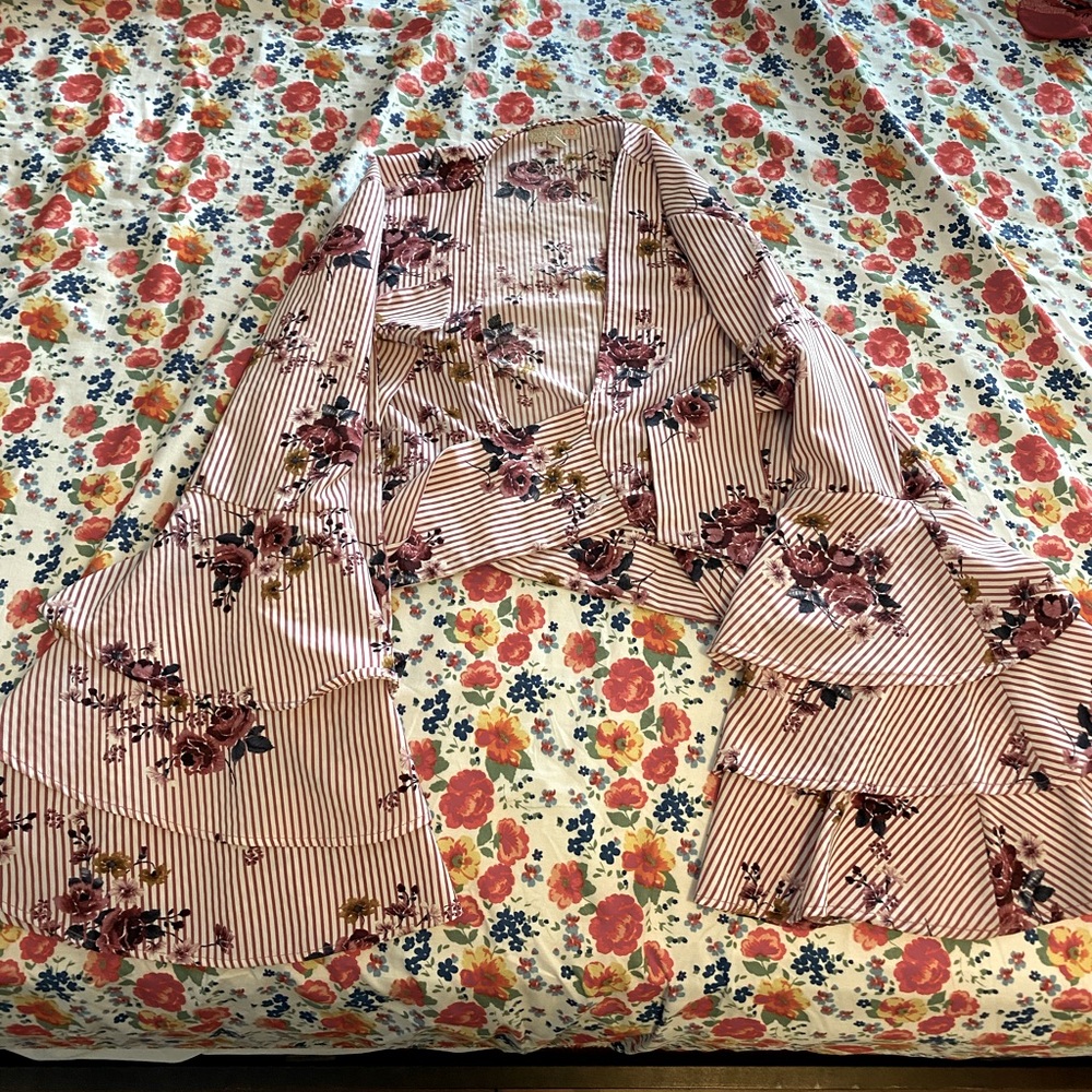 Long flown sleeved floral print shirt